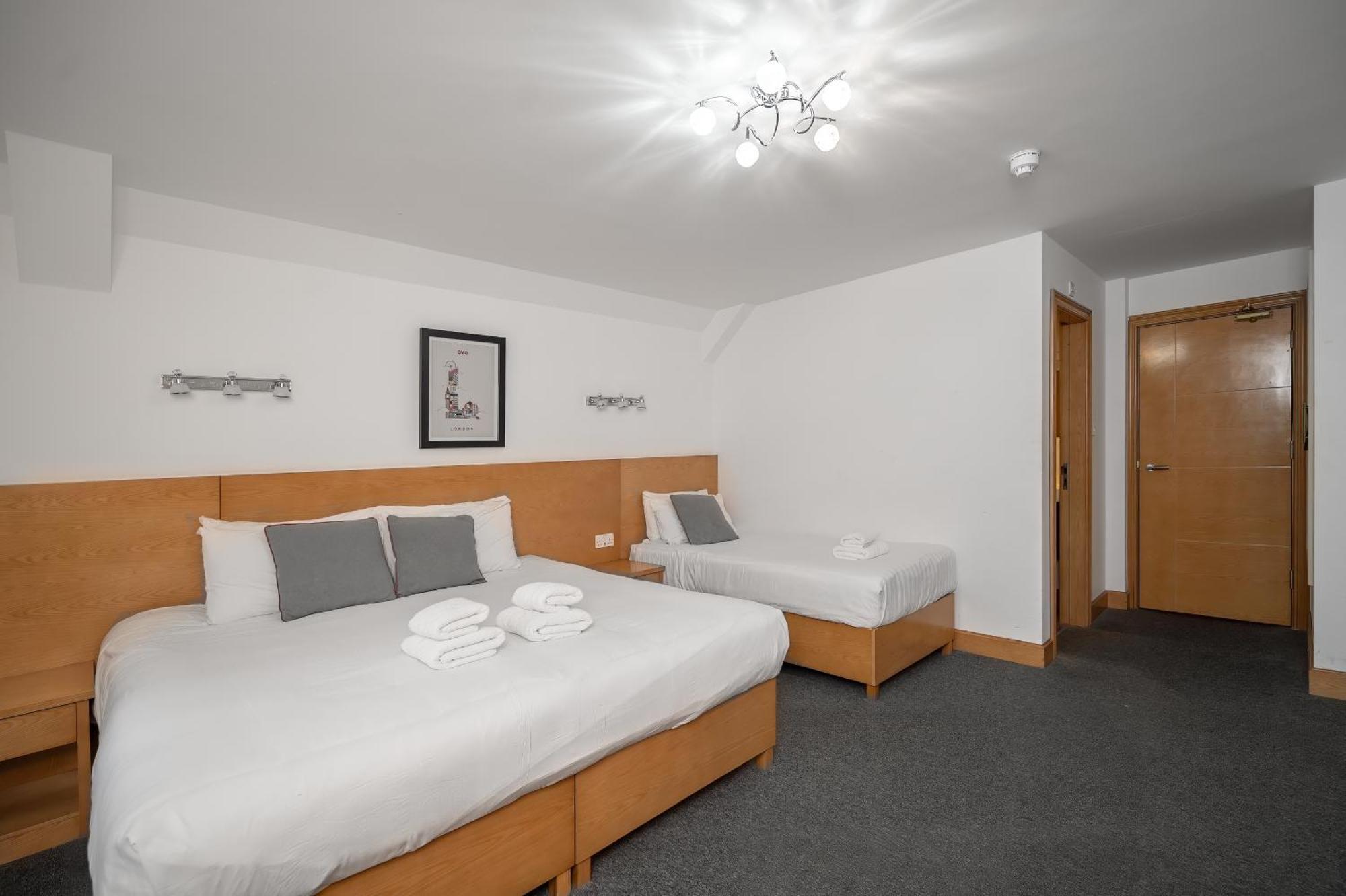 Flexistay Aparthotel Sutton Sutton  Bagian luar foto